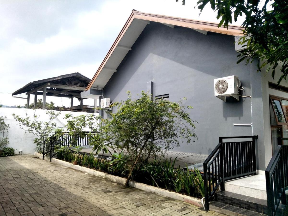 Oyo 569 Cigadung Guest House Syariah Bandung Exterior photo